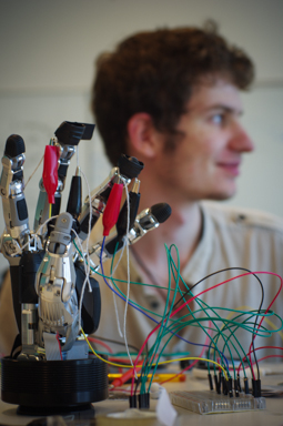 Stage au laboratoire en 1ère année, conception de capteurs tactiles pour une main de robot humanoide